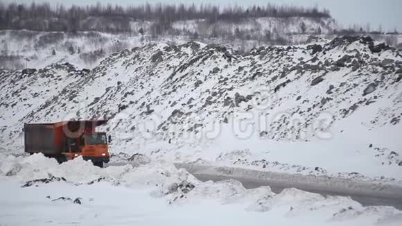 一辆矿车正在运煤视频的预览图