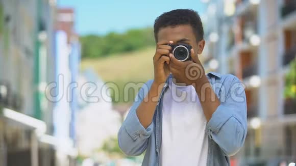 青少年带着相机在户外拍照微笑爱好和休息视频的预览图
