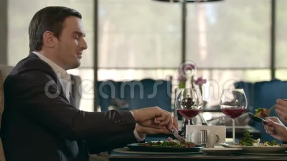 吃饭时喂男人的美女情侣在餐厅用餐视频的预览图
