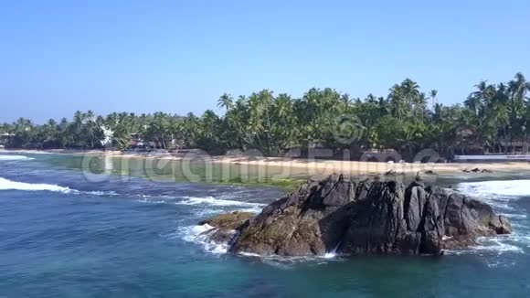 年轻女子在海洋和海滩之间的悬崖上冥想视频的预览图