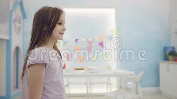 女人的手在房间里的镜头前给小女孩一个大生日礼物视频的预览图