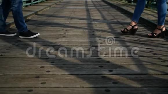 一对夫妇在木桥上相爱合在一起视频的预览图