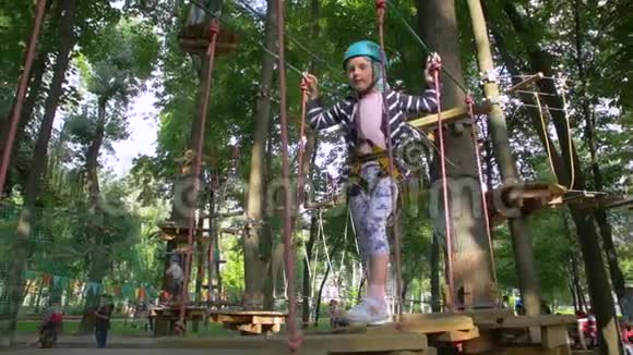 小女孩爬上绳桥视频的预览图