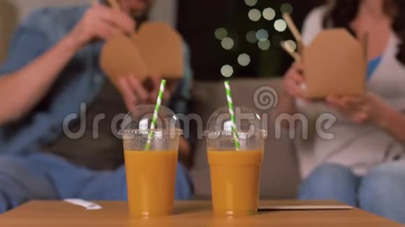 快乐夫妻在家喝外卖果汁视频的预览图