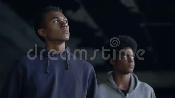 绝望的男青少年看起来沮丧梦想着新的生活贫困危机视频的预览图