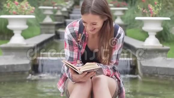 一个女孩读了一本书笑了视频的预览图