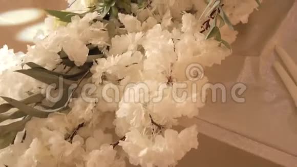 花店桌子上放着牡丹人造花视频的预览图