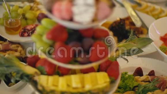 一盘糖果和水果视频的预览图