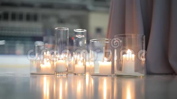 在体育场溜冰场的冰上玻璃球座上燃着白蜡烛视频的预览图