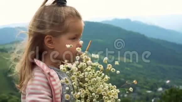小女孩吃点心拿着花视频的预览图
