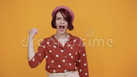 可爱的滑稽女人竖起大拇指视频的预览图