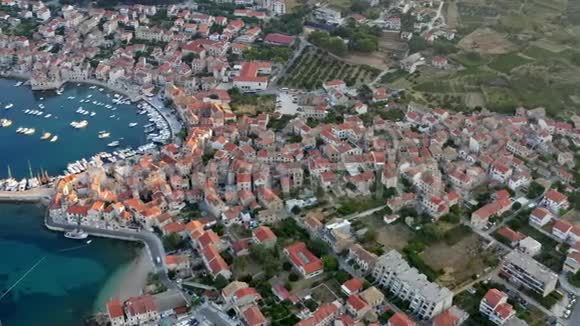 地中海附近小城市红色屋顶的鸟瞰图视频的预览图
