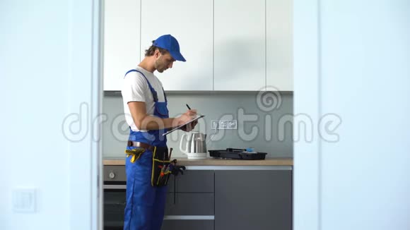 男子写房屋维修帐单丈夫一小时维修服务视频的预览图