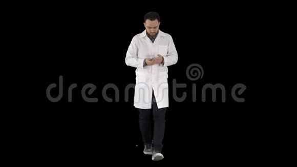 医生在电话里行走和写留言阿尔法频道视频的预览图