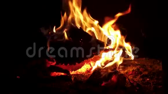 火炉中燃烧的火焰缓慢运动视频的预览图