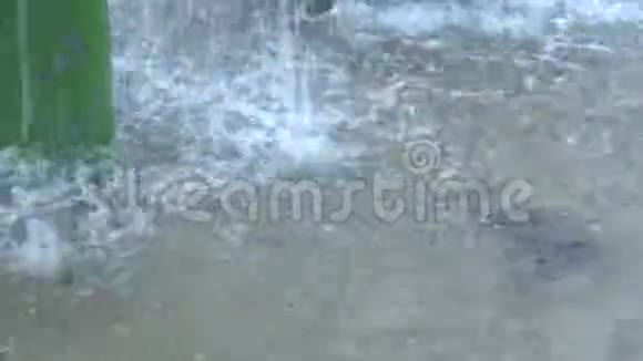 喷泉在公园里溅水视频的预览图