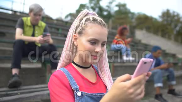 微笑女性千禧年滚动智能手机照片数字生成应用程序视频的预览图