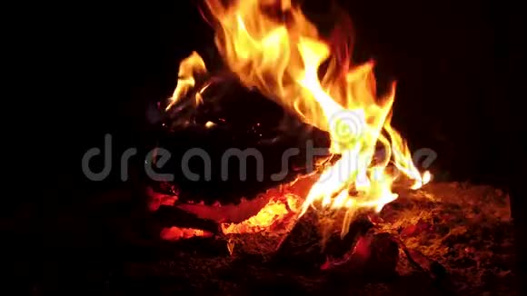 火炉中燃烧的火焰缓慢运动视频的预览图