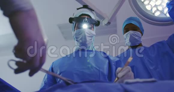 中东女外科医生在医院手术室做手术的低角度视角视频的预览图
