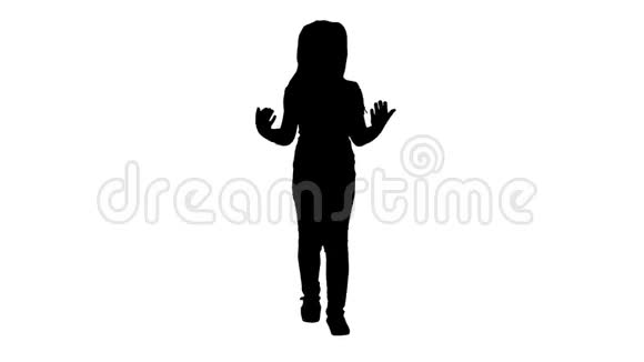 小女孩走路对着镜头说话做手势视频的预览图
