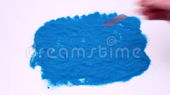 男人手在蓝色的艺术沙滩上写着维根在白色背景下拍摄的录像视频的预览图