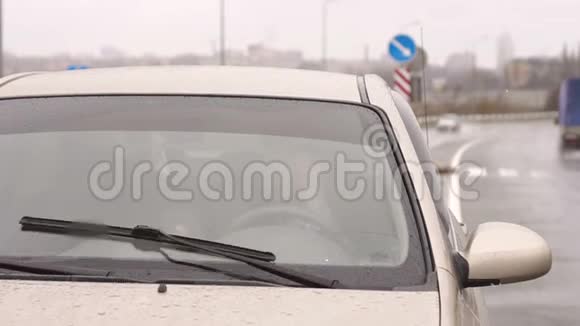 从汽车的挡风玻璃上看到汽车车轮后面的女孩视频的预览图