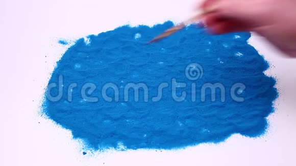 人手写字短语跟随我们在蓝色的艺术沙滩上在白色背景下拍摄的录像视频的预览图