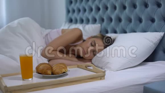 在床边吃早餐享受奢华的酒店服务让醒来的女性惊喜不已视频的预览图