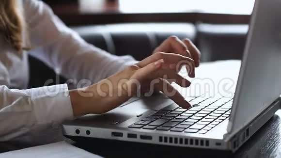 女律师在笔记本电脑上打字核对一致的数据发送电子邮件视频的预览图