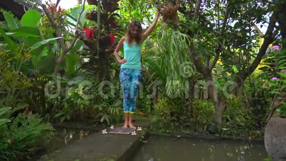 一名年轻女子在热带地区未能踩在萨杜木板或钉子板上的慢镜头视频的预览图