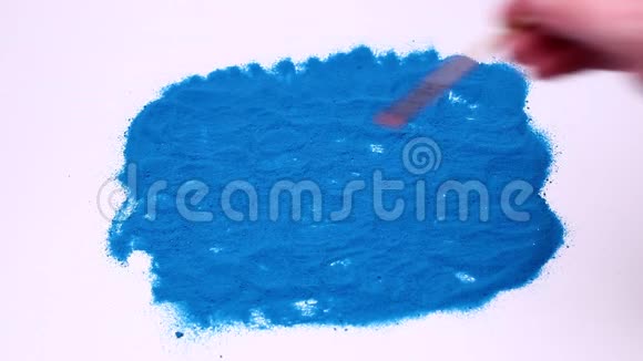男人手在蓝色的艺术沙滩上写着瑜伽在白色背景下拍摄的录像视频的预览图