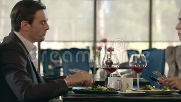 帅哥在浪漫的晚餐上喂女人一对浪漫的约会对象视频的预览图