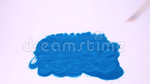 人的手在蓝色的艺术沙滩上写着一个的词在白色背景下拍摄的录像视频的预览图