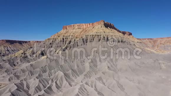 犹他州沙漠谷钢灰泥岩岩石纪念碑视频的预览图