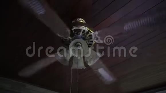 吊扇正在纺木吊顶视频的预览图