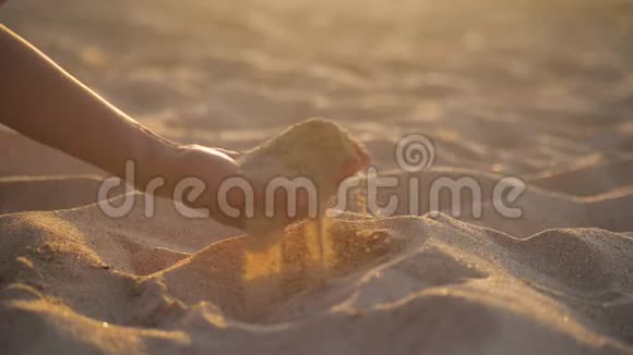 无名少女触摸白沙的双手视频的预览图