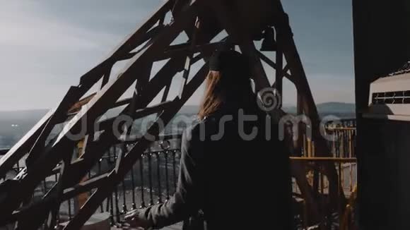镜头跟随年轻美丽的旅游妇女微笑在浪漫的观点巴黎埃菲尔铁塔顶部缓慢的运动视频的预览图