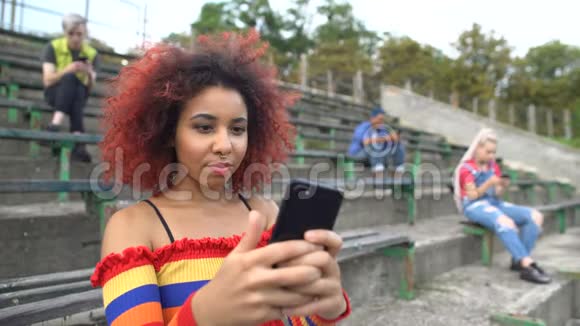 失望的年轻女性在网上观看残酷的视频智能手机互联网内容视频的预览图