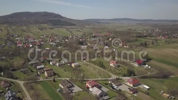 波兰西克林2019年4月9日欧洲一个小村庄的全景中心是一个基督教天主教会绿色农场视频的预览图