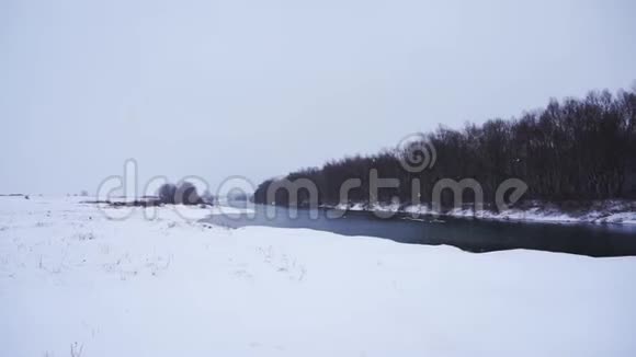 在一个多雪的冬日里河岸视频的预览图
