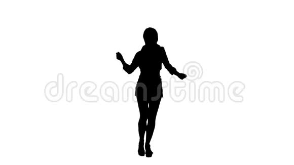 剪影女孩穿着方形衬衫和牛仔裤短裤运动鞋跳舞视频的预览图