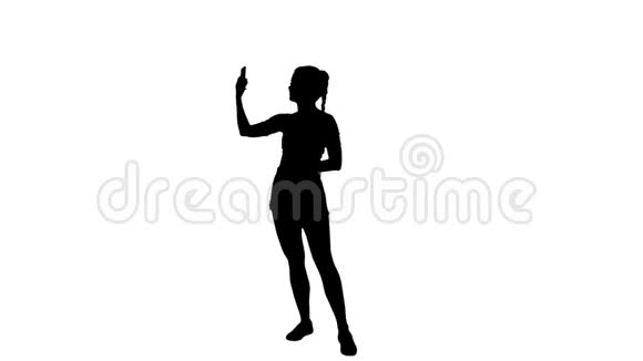 剪影可爱的黑发女孩自拍和跳舞视频的预览图