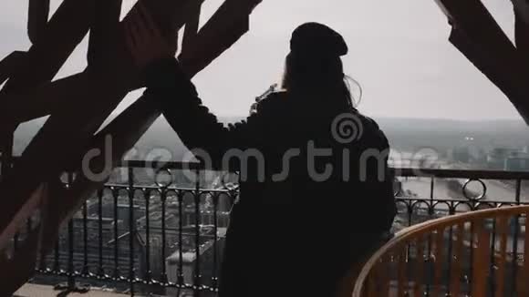 镜头跟随年轻快乐迷人的博客女性微笑的观点巴黎埃菲尔铁塔顶部的慢动作视频的预览图