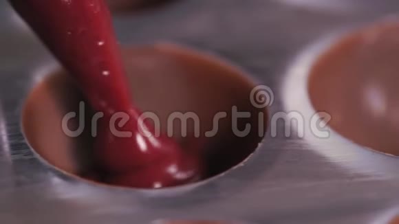 巧克力从管道袋流入塑料模具视频的预览图