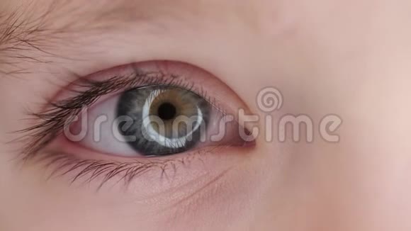 闭上孩子眨眼睛的彩色眼睛视频的预览图