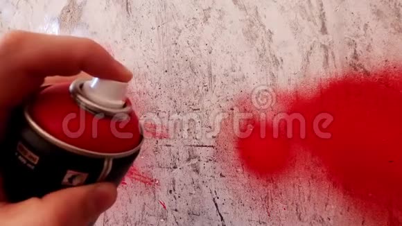 用于涂鸦的红色油漆一只手用喷雾可以在墙上涂鸦视频的预览图