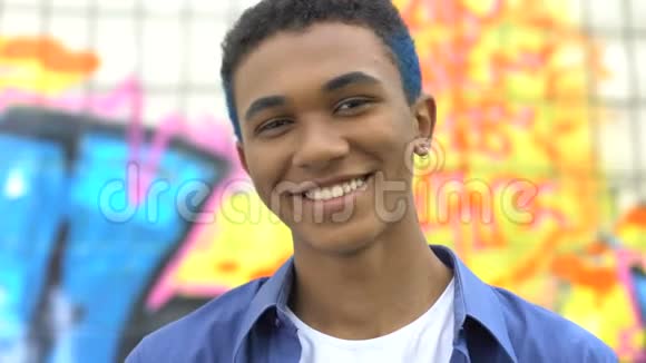 快乐的现代大学生微笑镜头城市亚文化青少年精神视频的预览图