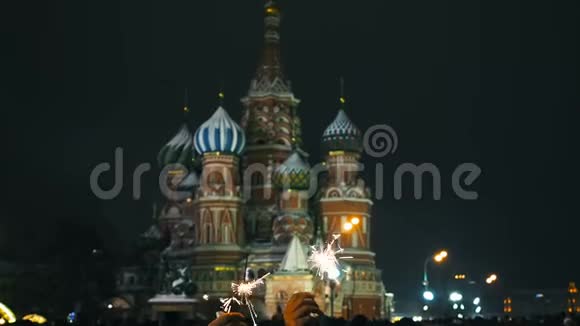 许多人聚集在莫斯科圣巴西尔大教堂附近的红场庆祝新年新视频的预览图