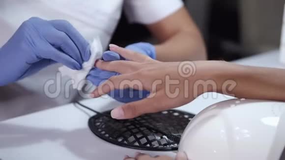 美容师用清洁垫清洁指甲视频的预览图