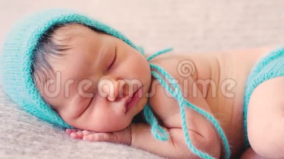 穿蓝色针织衣服的熟睡宝宝视频的预览图